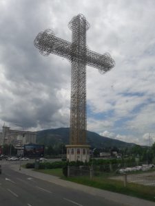 Kreuz in Baukranstil in Skopje