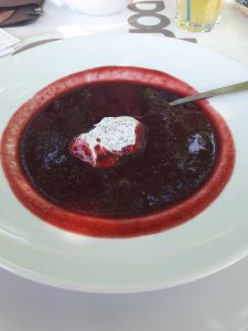 Sauerkirschcremesuppe mit Mohnhaube am Plattensee in Ungarn