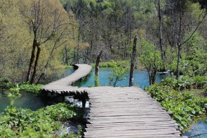 Steg führt über Plitwitzer Seen, Kroatien